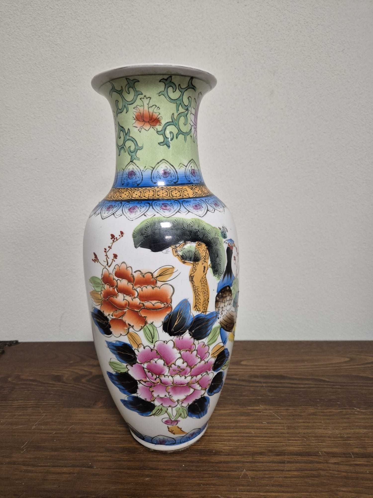 Jarrão Oriental em Porcelana com Pavão
