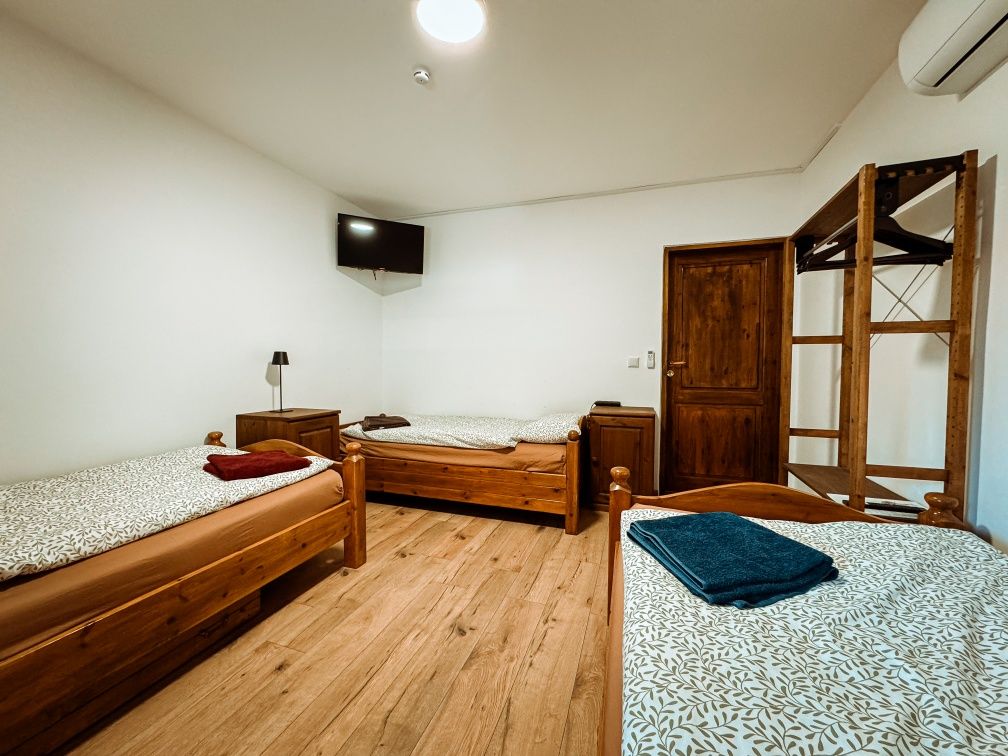 Noclegi dla pracowników, kwatery, hotel, hostel Ługów. Wektor