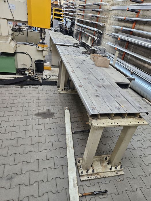 Podajnik blachy z napedem serwo