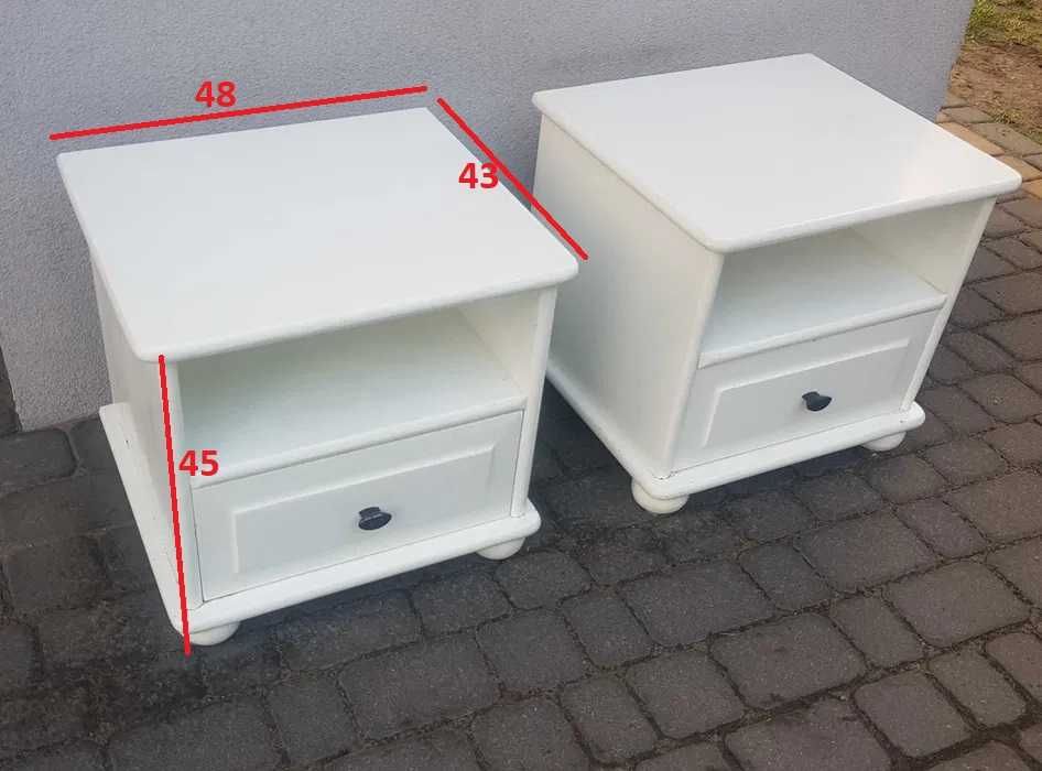 Dwie białe szafki nocne.