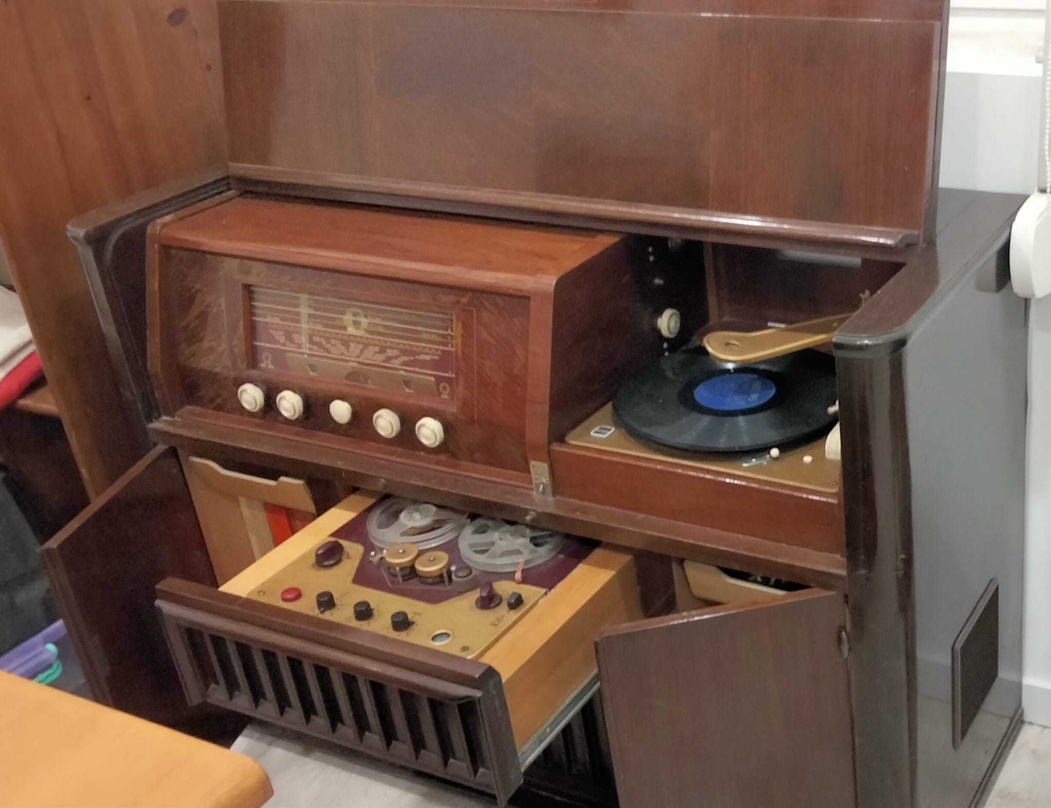 Móvel gira discos anos 50 muito raro - Troca