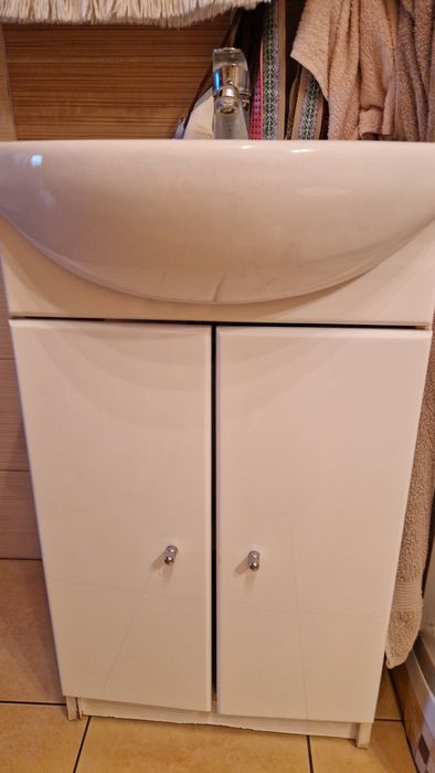Zestaw szafka pod umywalkę,  umywalka i bateria