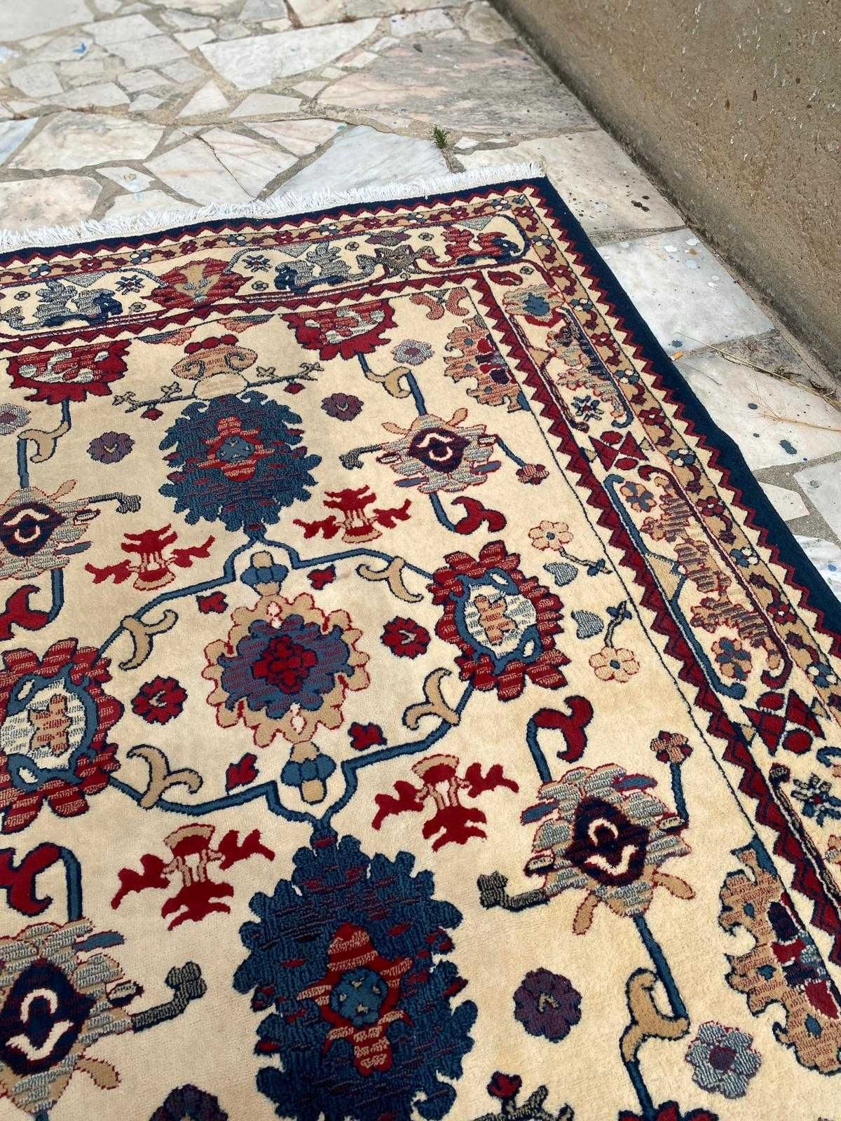 Carpete Persa com base em creme e outros tons como vermelho e azul