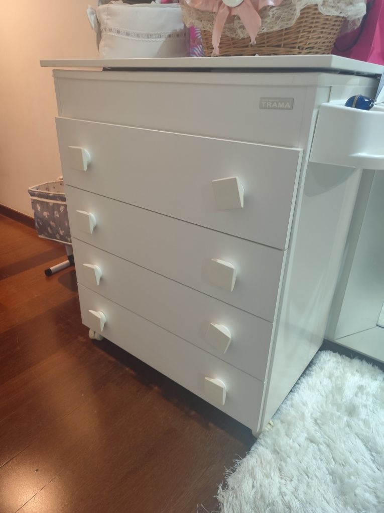 Vendo cama e armário com muda fralda e banheira versáti .