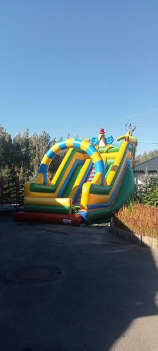 Dmuchana zjeżdżalnia wraz z animatorka i łakocie dla dzieci