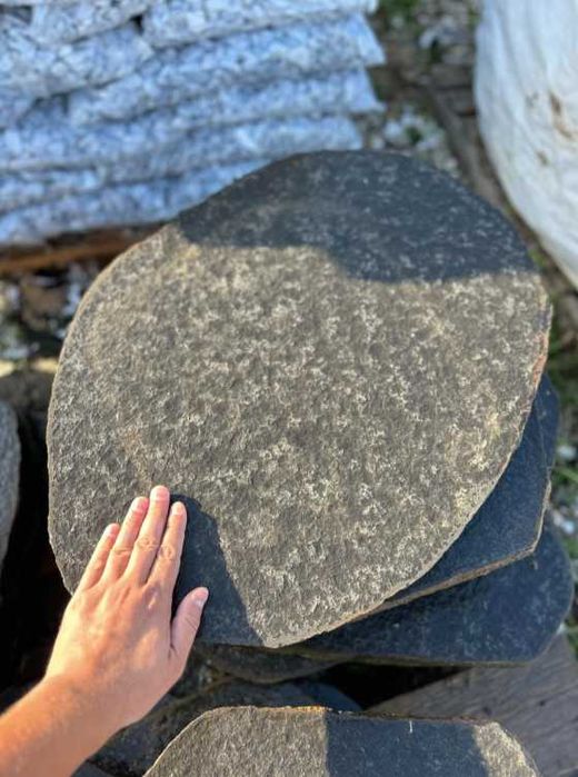 Czarne Płyty Kamienne Bazaltowe Ścieżkowe Owalne do Ogrodu Łupek