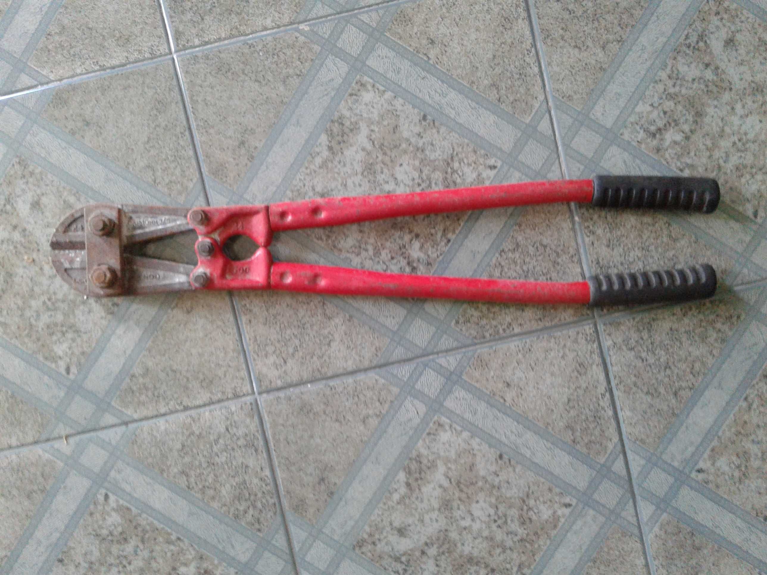Alicate de cortar ferro, em bom estado.