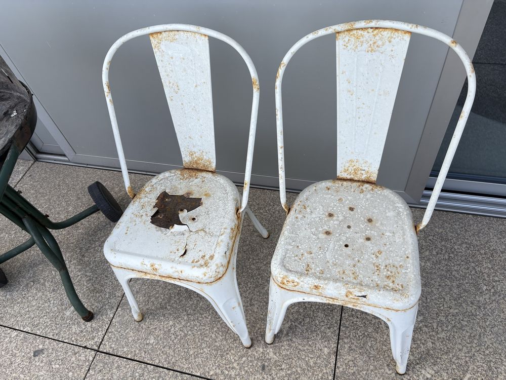 Duas cadeiras Tolix em ferro e barbecue campingaz para restaurar