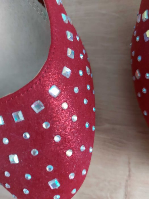 Czerwone szpilki z cekinami