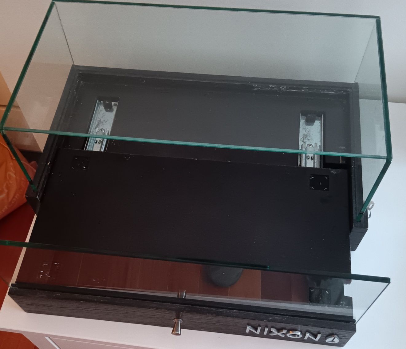 Expositor NIXON em vidro e madeira