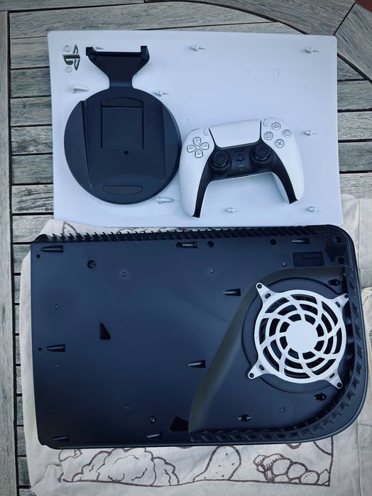 PlayStation 5 + 2 pady + ładowarka + Returnal i Destruction All Starss