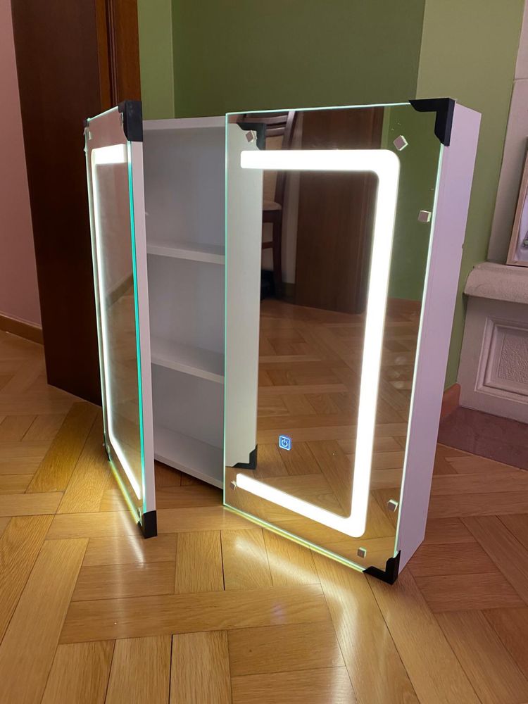 Szafka łazienkowa z lustrem i oświetleniem LED 65x65x13 cm