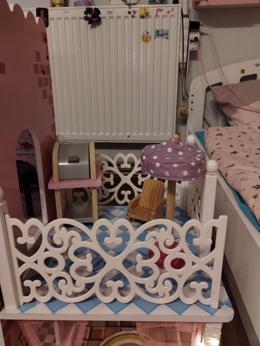 Drewniany domek dla lalek z mebelkami i światełkami