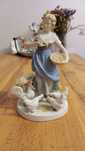 Figurka porcelanowa. Kobieta karmiąca kury. Porcelana Carl Scheidig