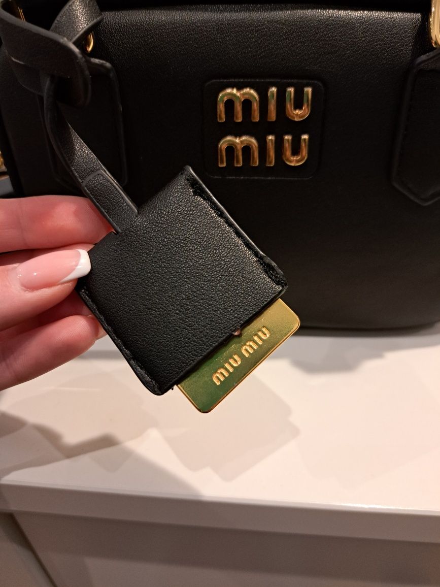 MIU MIU mała nowa czarna torebka zlote logo