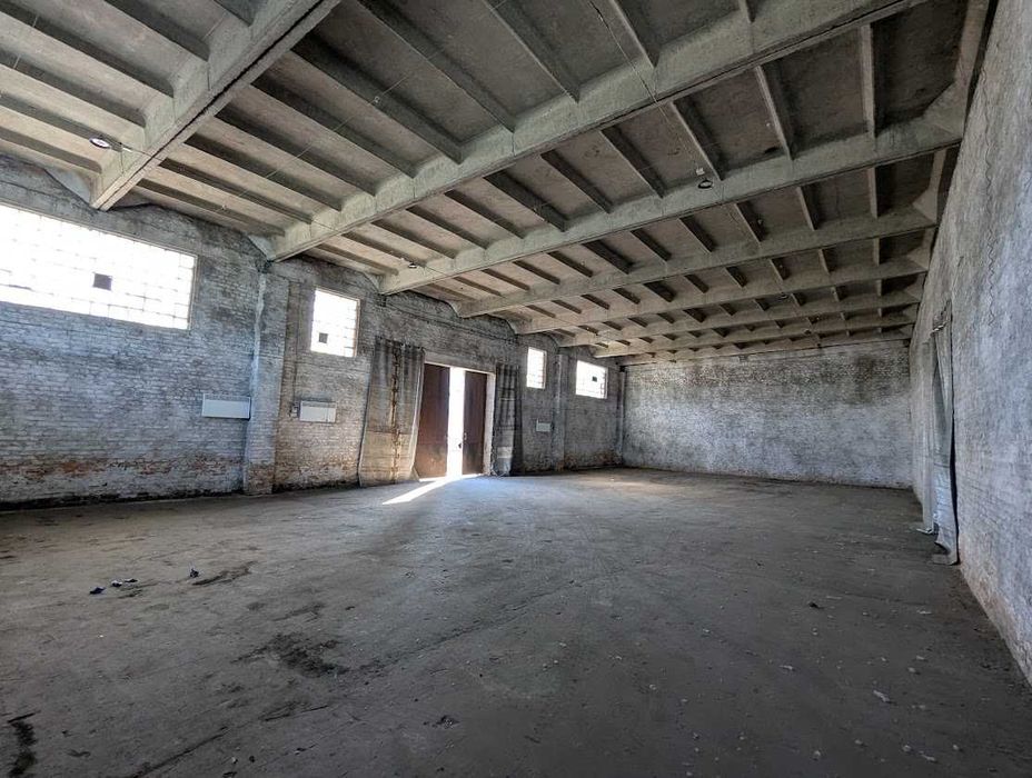 Здамо в оренду майданчик та склади зрампою та напольні  на Обухова 66А