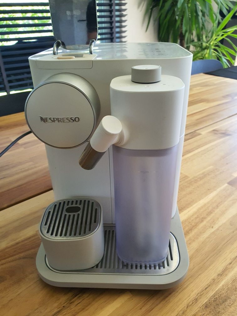 Ekspress Nespresso DeLonghi