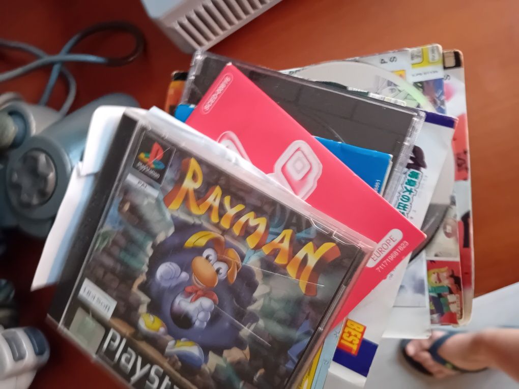 PlayStation 2 com dois comandos e 16 jogos