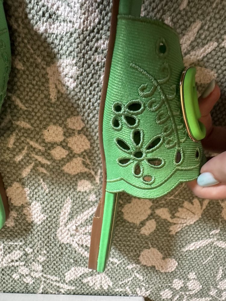 Chinelos verdes com bordados Lança Perfume novos
