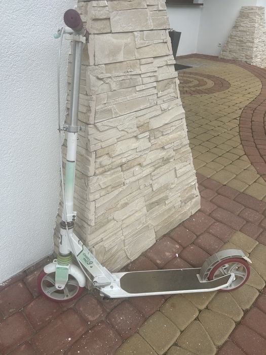 Hulajnoga. Rozkręcana.