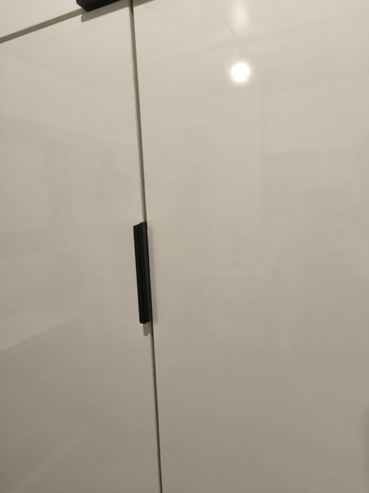 Шафа з глянцевим фасадом