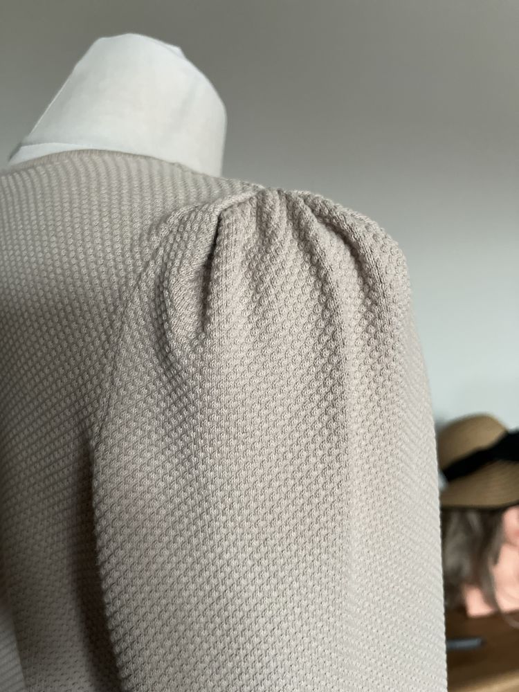 Bezowy sweter COS rozmiar M