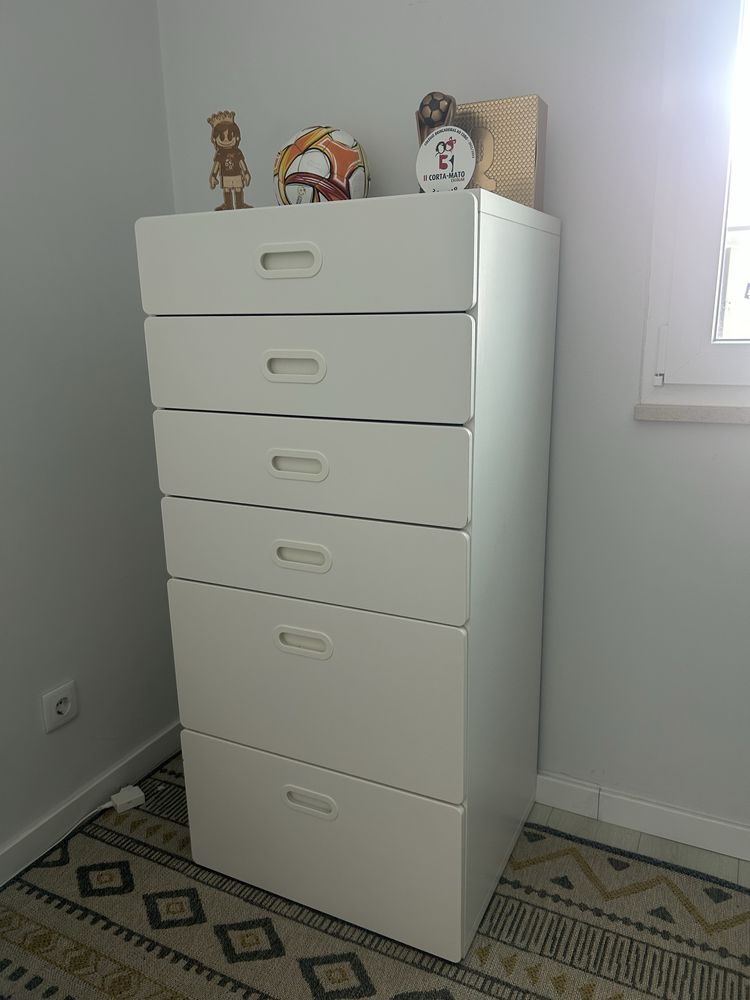 Camiseiro branco Ikea com 4 gavetas e 2 gavetoes