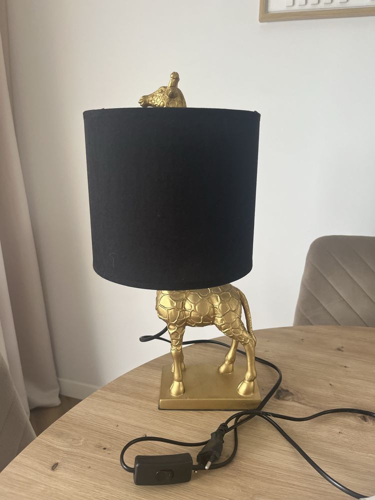 Nowoczesna lampa stołowa żyrafa stojąca czarno złota glamour lampka