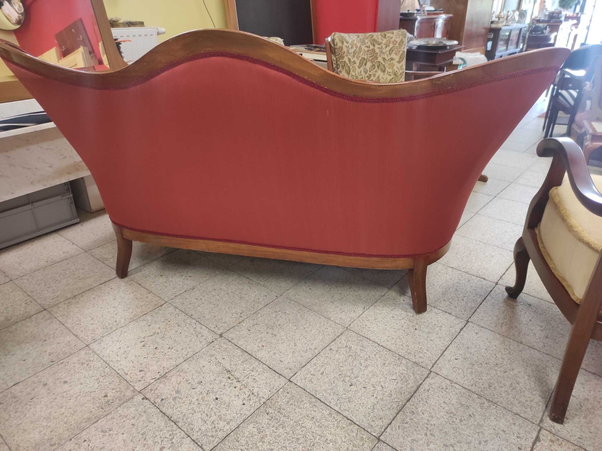 Piękna sofa w pasy w stylu ludwikowskim po renowacji