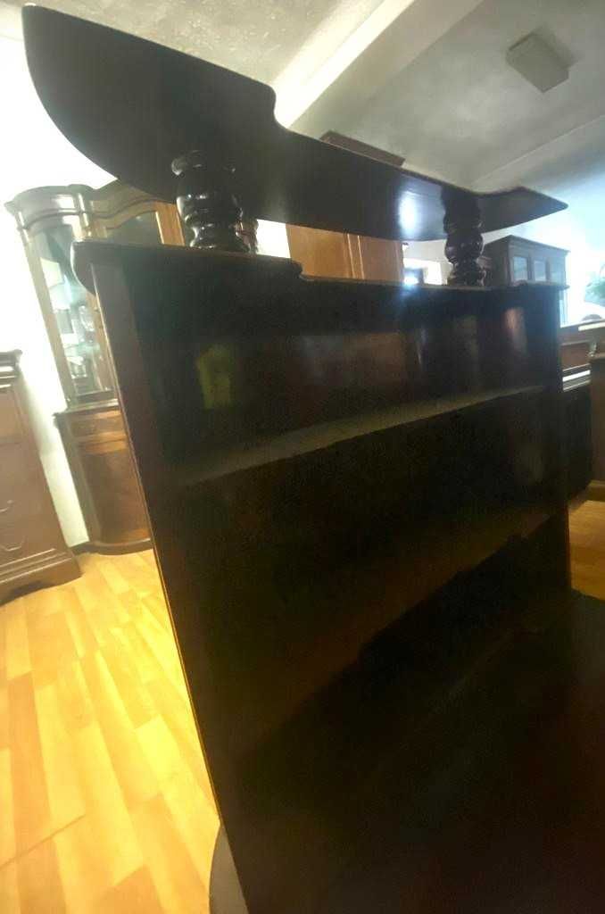 Móvel de bar com bastante arrumação