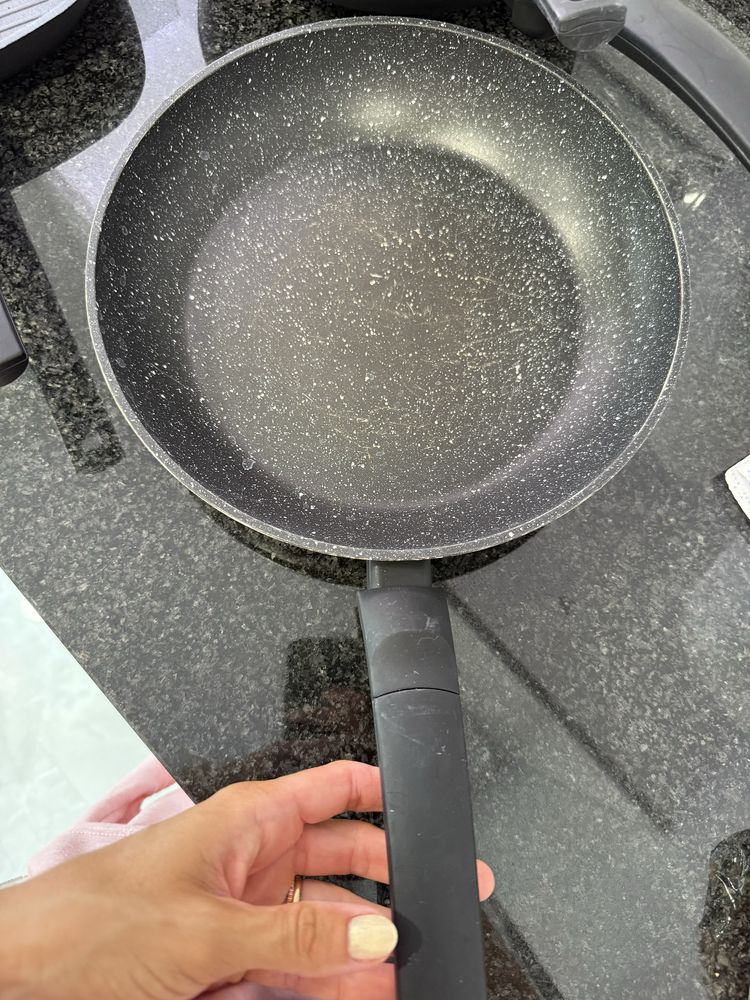 3 frigideiras, 1 grelhador, 1 Wok