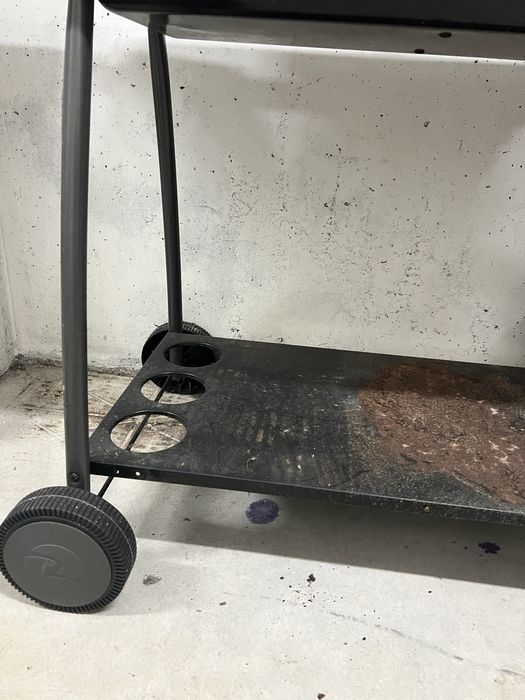 Grelhador barbacue com laterais de apoio