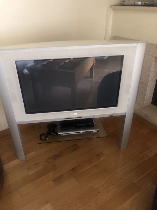 Televisao Philips e móvel