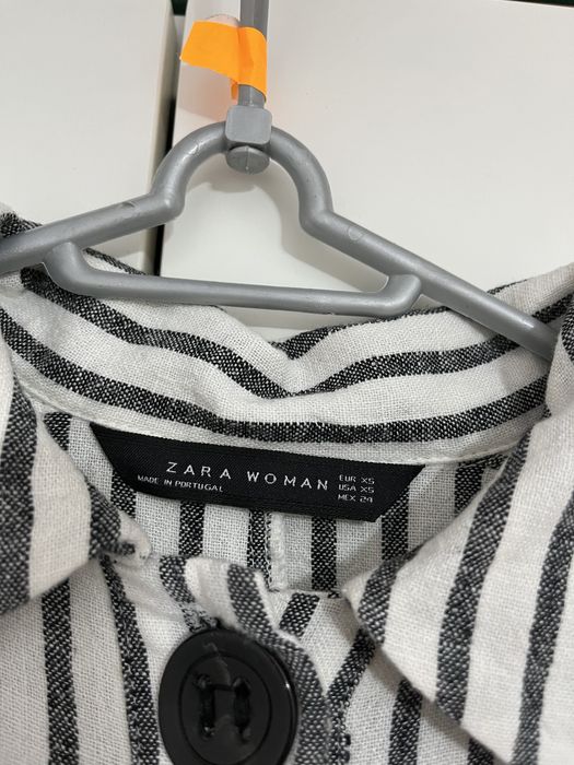Długa elegancka sukienka w paski z paskiem biala kremowa zara