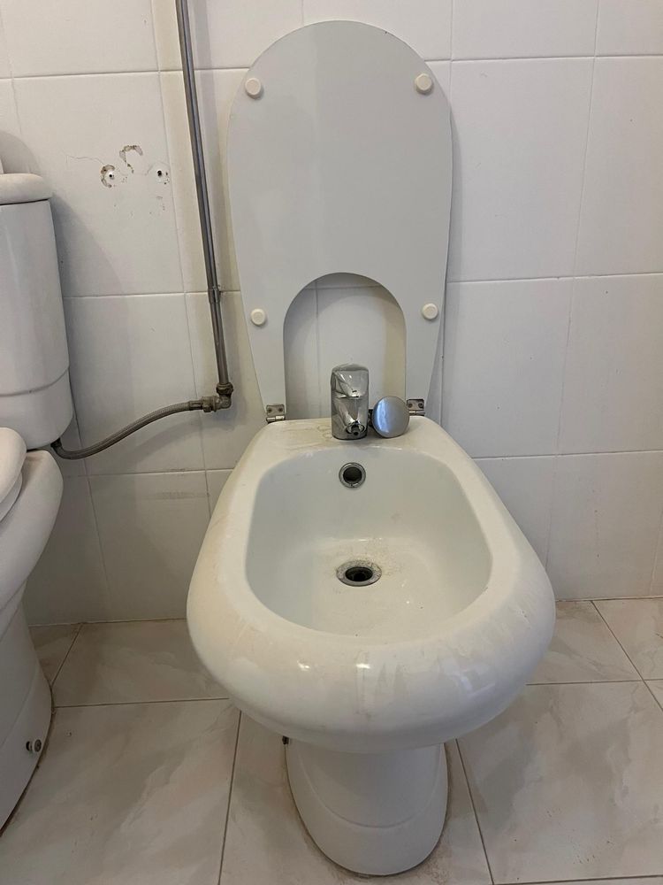 Bidé de casa de banho com tampa