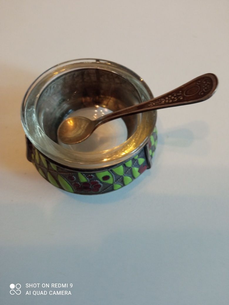 Продам мельхиоровую солонку с эмалью и с ложечкой.