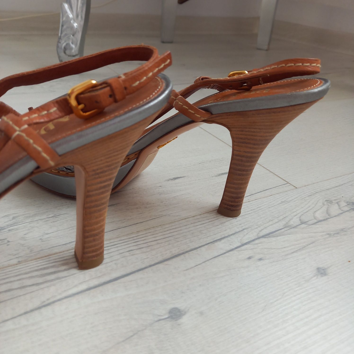 Skórzane buty na obcasie szare srebrne PRADA 39 szpilki paski sandały