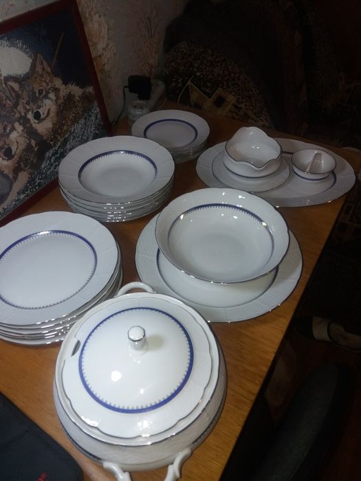 Продаю фарфоровий (порцеляновий) набір посуду