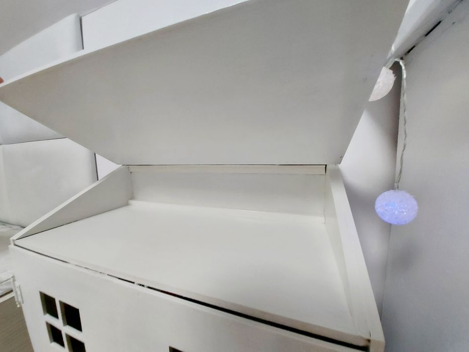 Otwierany domek na kółkach dla lalek, z otwieranym dachem