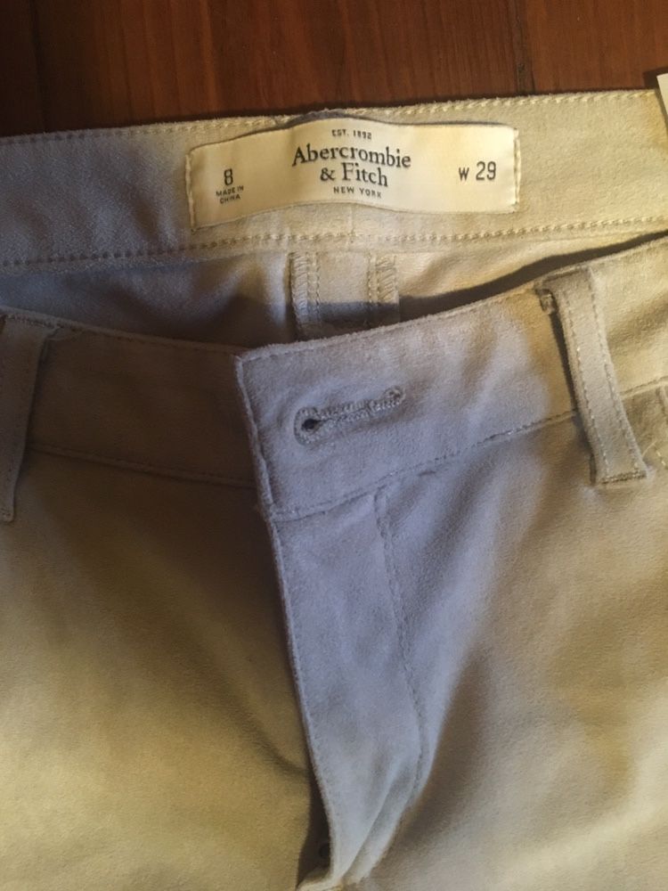 Zamszowe spodnie Abercrombie & Fitch