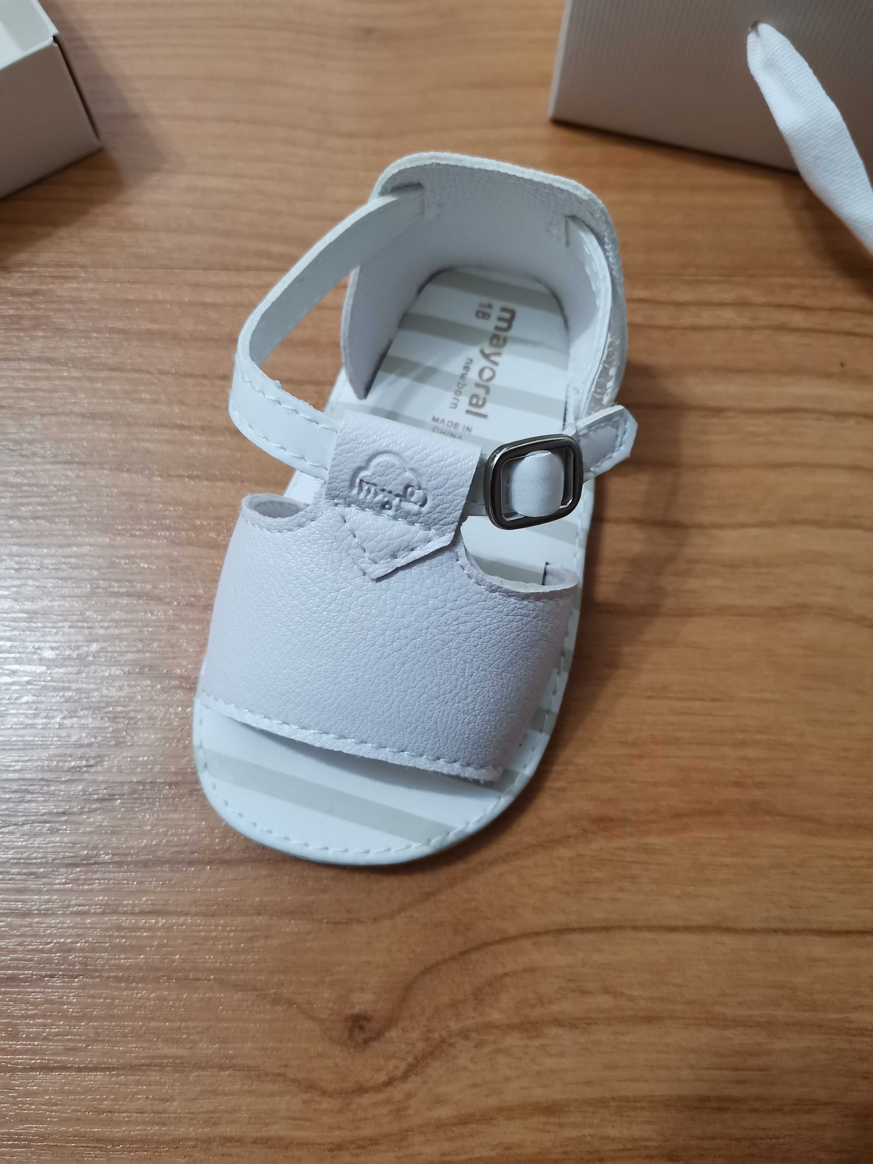 Sandálias  bebé novas