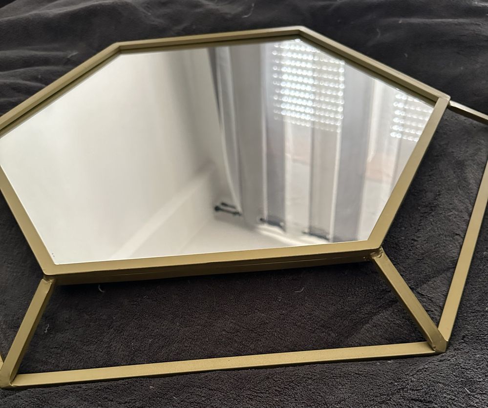 Espelho dourado hexagonal