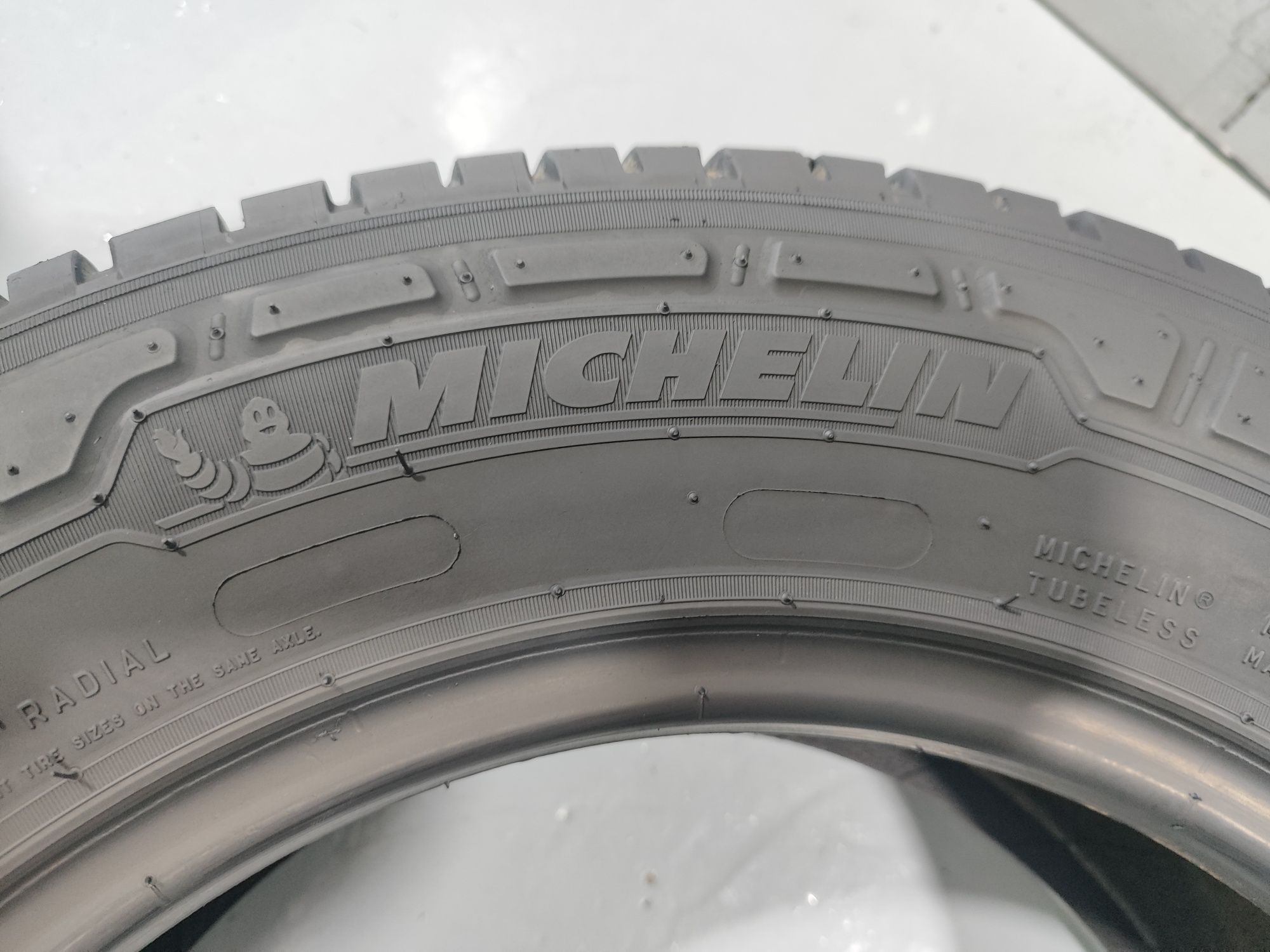 2 pneus semi novos 215-65R16C MICHELIN - Oferta dos Portes