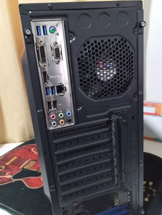 Desktop com caixa nux