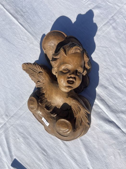 Drewniana płaskorzeźba anioła