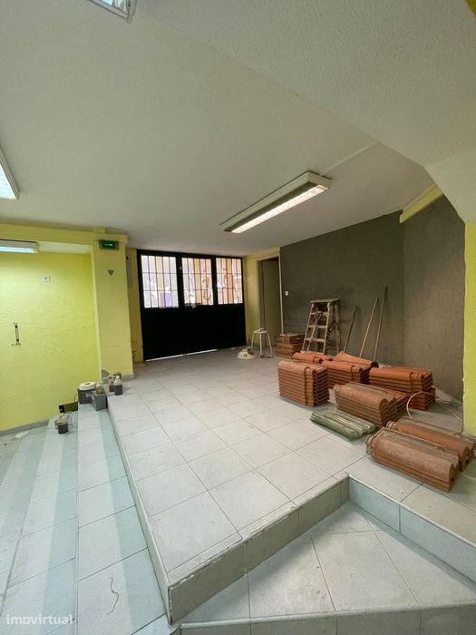 Excepcional Armazém Comercial no Coração da Estrela, Lisboa