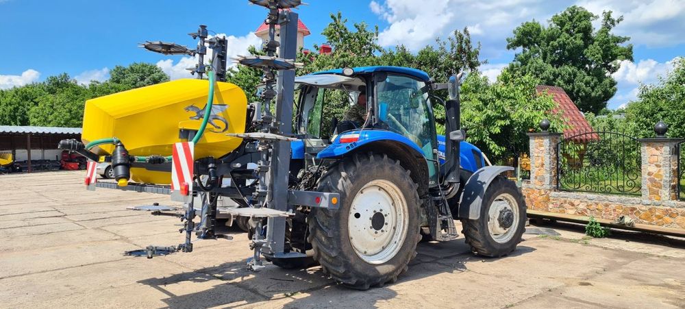 Внесення касу та рідких добрив підживлення.