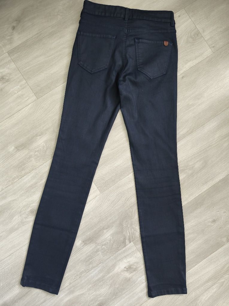 Granatowe woskowane spodnie Massimo Dutti