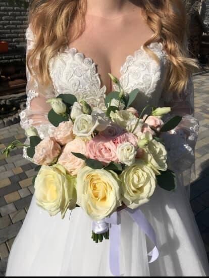 Гарна весільна сукня