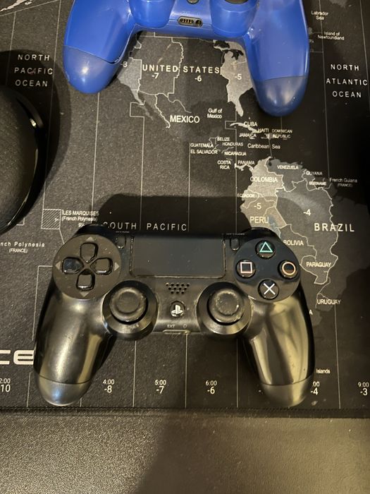 Używane PS4 konsola do gier 500gb razem z 20 grami na płytę i 1 pad